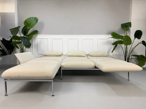 Gebrauchtes beiges Brühl Roro Designer Stoff Ecksofa vor einer Wand, stilvoll und modern eingerichtet.