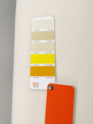 Gebrauchtes beiges Brühl Roro Designer Stoff Ecksofa vor einer Wand, stilvoll und modern eingerichtet.