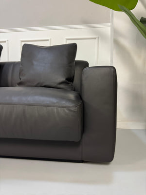 Gebrauchtes schwarzes Walter Knoll Yuuto Designer Leder Sofa vor einer Wand, stilvoll und modern eingerichtet.