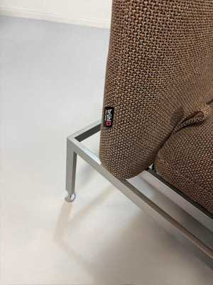 Gebrauchtes braunes Brühl Roro Designer Stoff Ecksofa vor einer Wand, stilvoll und modern eingerichtet.