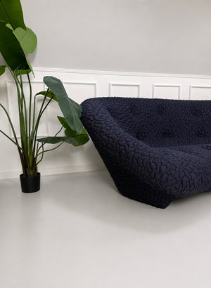 Gebrauchtes blaues Ligne Roset Ploum Designer Stoff Sofa vor einer Wand, stilvoll und modern eingerichtet.
