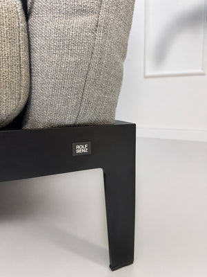 Gebrauchtes graues Rolf Benz Mera Designer Stoff Sofa vor einer Wand, stilvoll und modern eingerichtet.