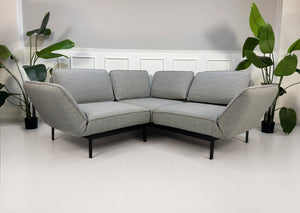 Gebrauchtes graues Rolf Benz Mera Designer Stoff Sofa vor einer Wand, stilvoll und modern eingerichtet.