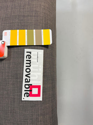 Gebrauchtes graues Brühl Roro Designer Stoff Ecksofa vor einer Wand, stilvoll und modern eingerichtet.