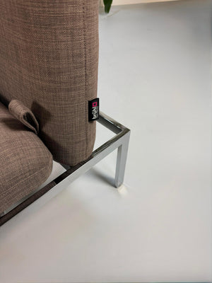 Gebrauchtes graues Brühl Roro Designer Stoff Ecksofa vor einer Wand, stilvoll und modern eingerichtet.