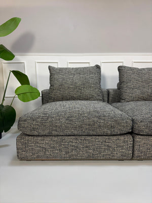 Ausstellungsstück schwarz weißes Flexform Groundpiece Designer Stoff Sofa vor einer Wand, stilvoll und modern eingerichtet.