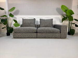 Ausstellungsstück schwarz weißes Flexform Groundpiece Designer Stoff Sofa vor einer Wand, stilvoll und modern eingerichtet.