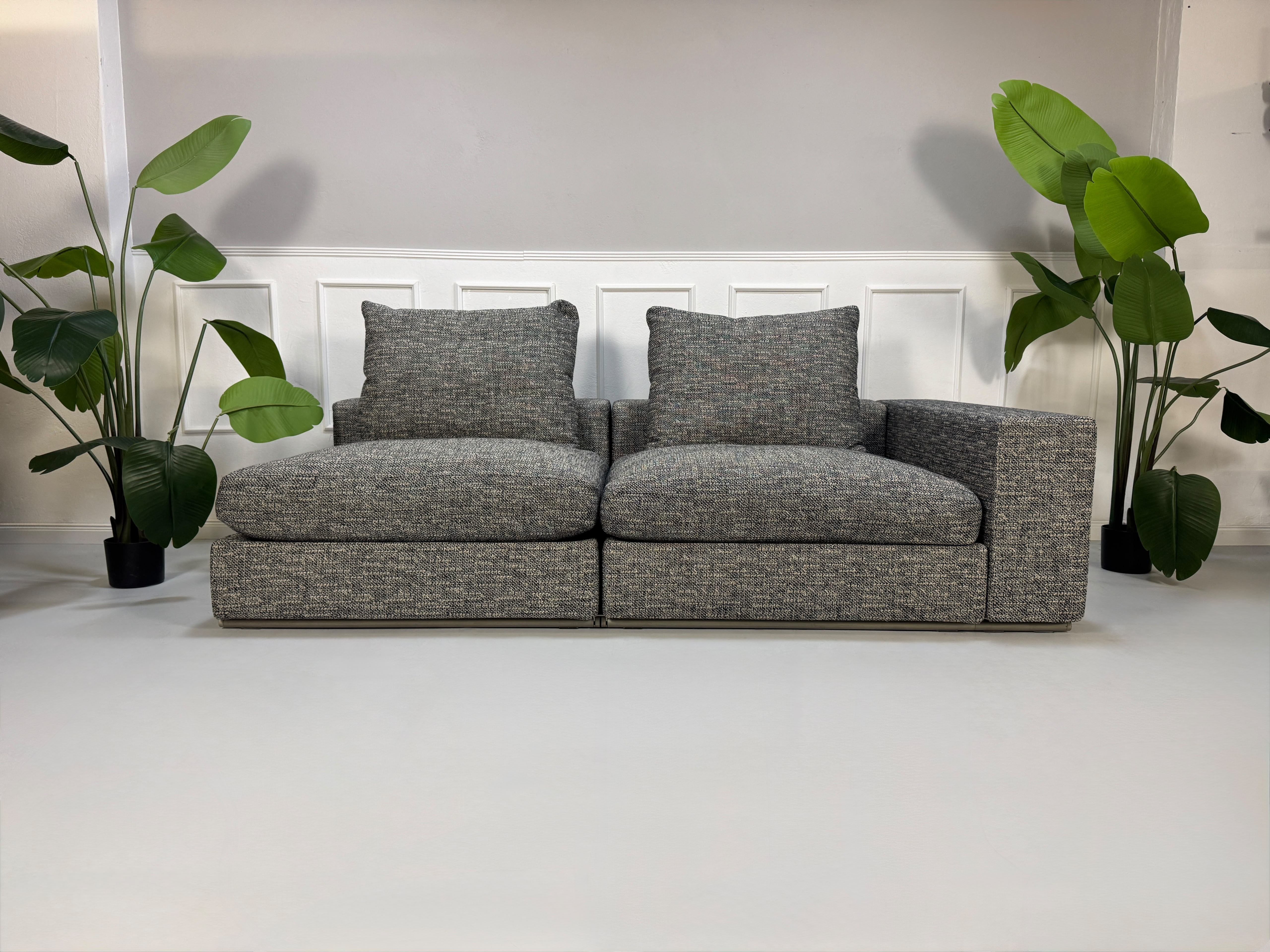 Ausstellungsstück schwarz weißes Flexform Groundpiece Designer Stoff Sofa vor einer Wand, stilvoll und modern eingerichtet.