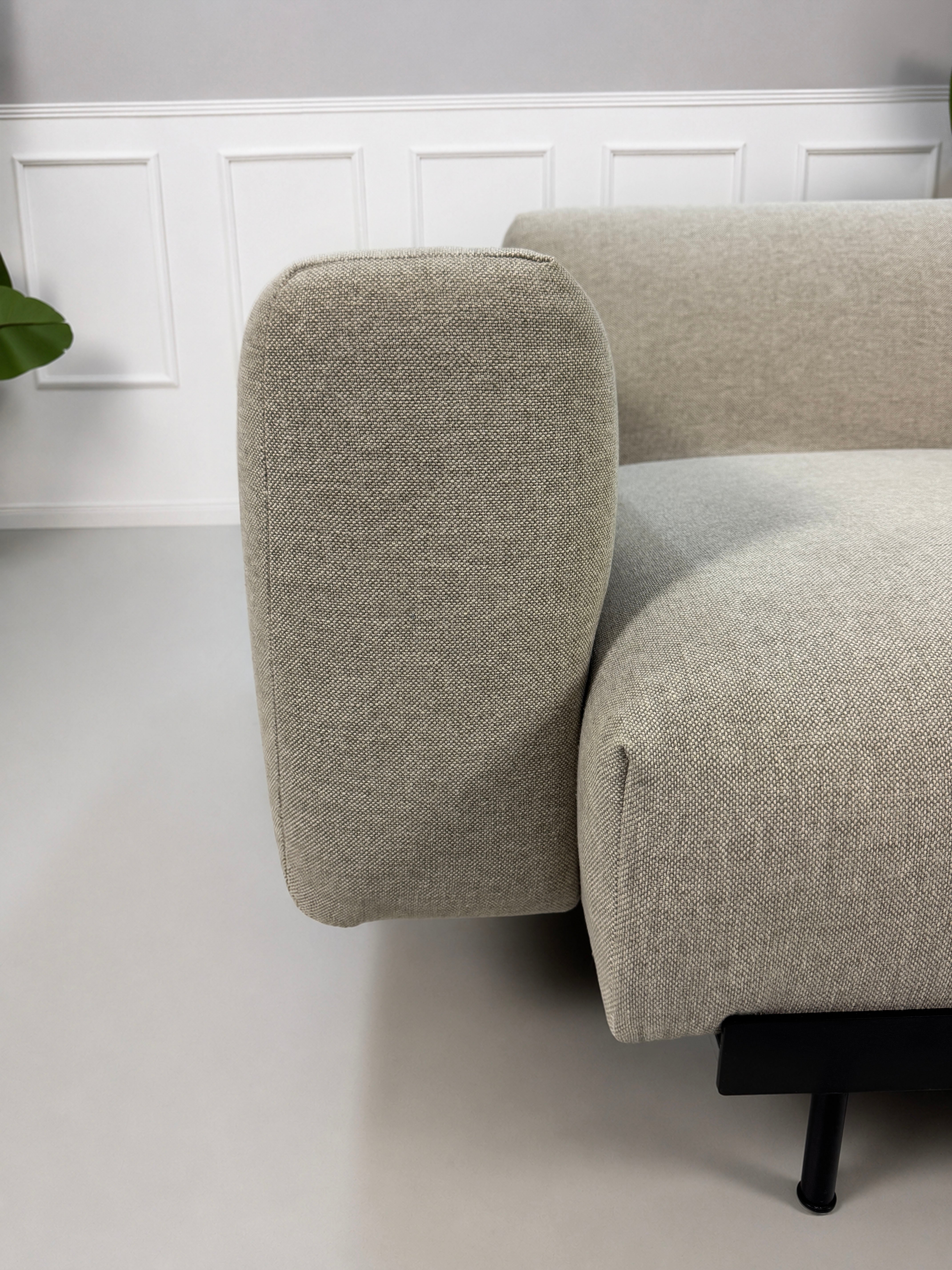 Gebrauchtes graues Muuto Situ Designer Stoff Sofa vor einer Wand, stilvoll und modern eingerichtet.