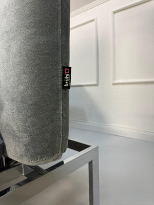 Gebrauchtes graues Brühl Roro medium Designer Stoff Sofa vor einer Wand, stilvoll und modern eingerichtet.