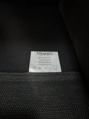 Gebrauchtes graues Minotti Hamilton Designer Stoff Sofa vor einer Wand, stilvoll und modern eingerichtet.