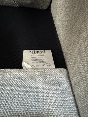 Ausstellungsstück graues Minotti Hamilton Designer Stoff Sofa vor einer Wand, stilvoll und modern eingerichtet.