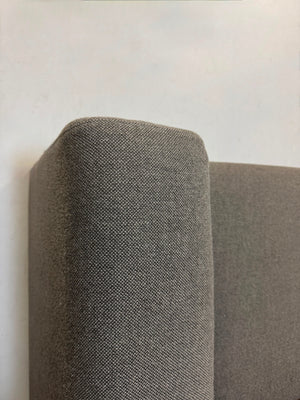 Gebrauchtes graues HAY Mags Designer Stoff Sofa vor einer Wand, stilvoll und modern eingerichtet.
