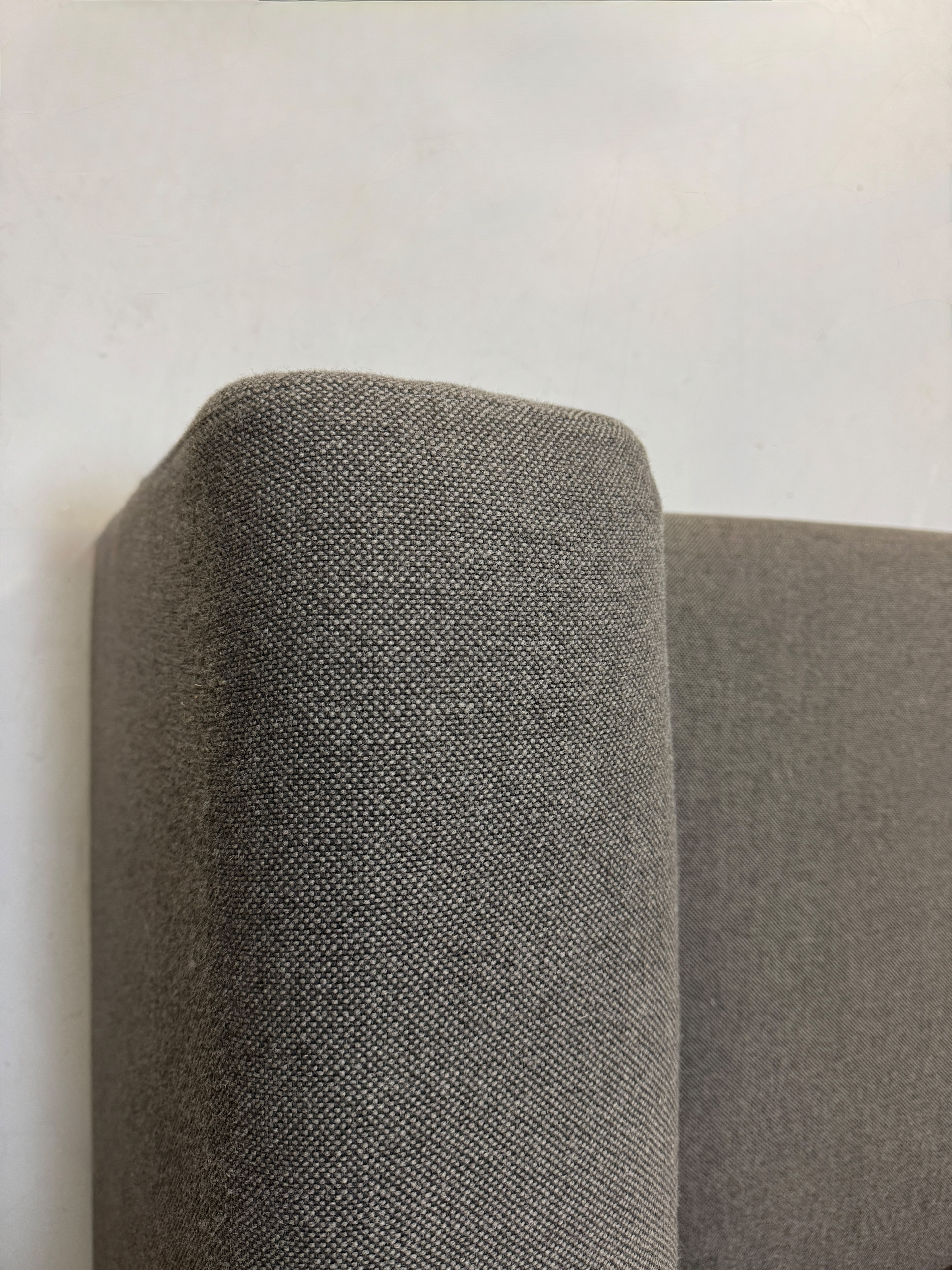 Gebrauchtes graues HAY Mags Designer Stoff Sofa vor einer Wand, stilvoll und modern eingerichtet.