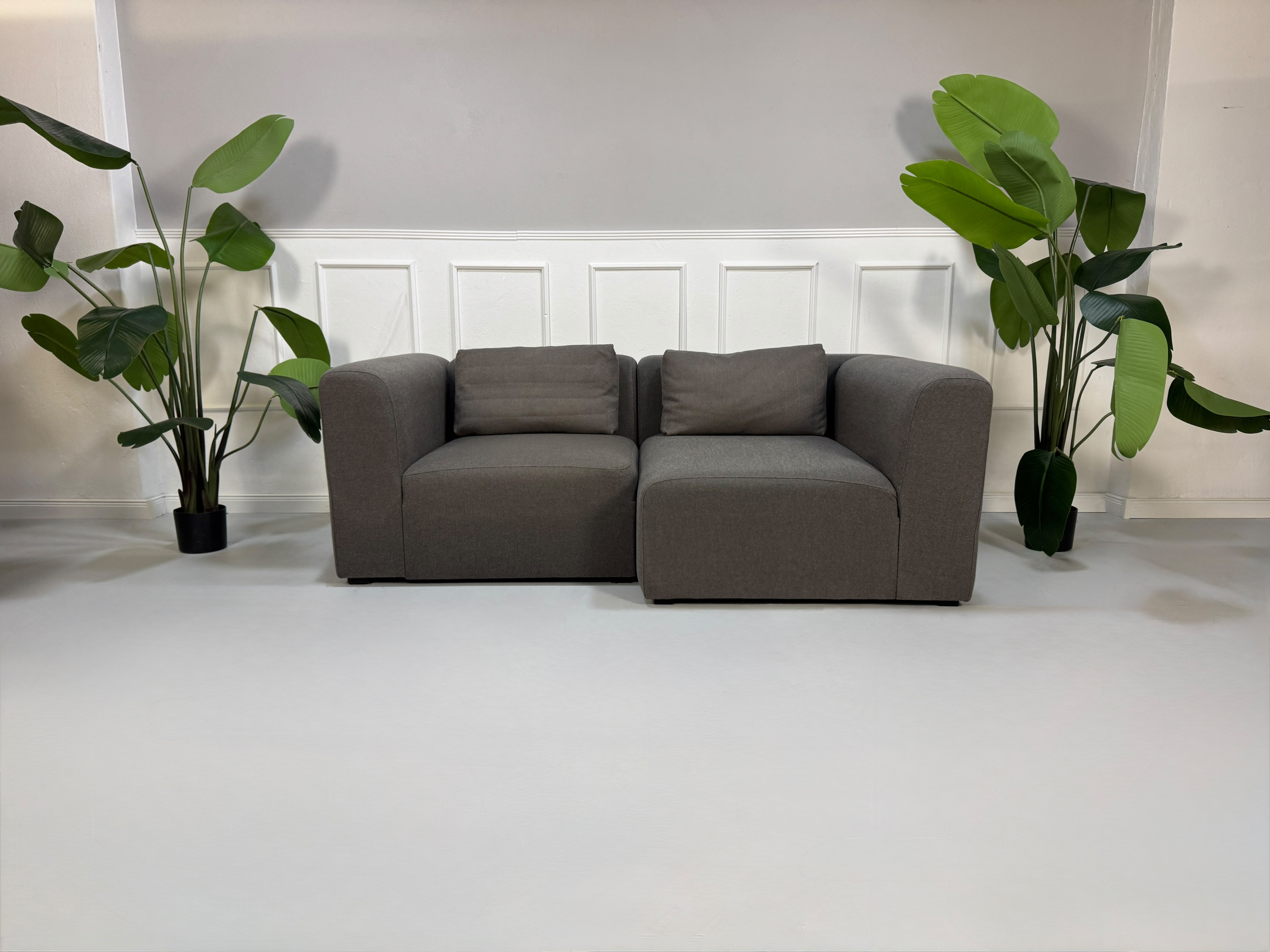 Gebrauchtes graues HAY Mags Designer Stoff Sofa vor einer Wand, stilvoll und modern eingerichtet.