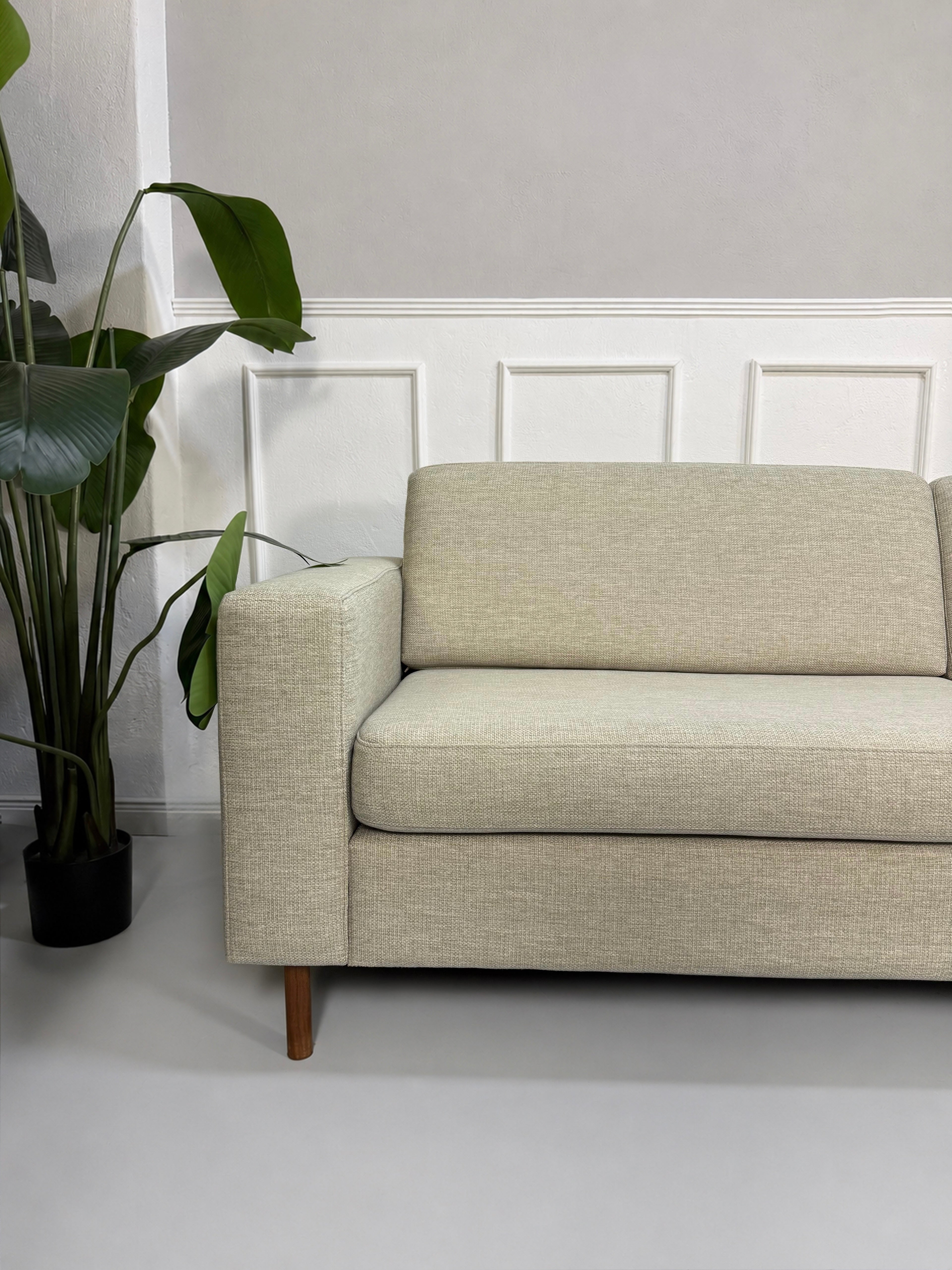 Gebrauchtes beiges Bolia Scandinavia 6 Sitzer Designer Stoff Sofa vor einer Wand, stilvoll und modern eingerichtet.