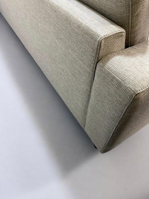 Gebrauchtes beiges Bolia Scandinavia 6 Sitzer Designer Stoff Sofa vor einer Wand, stilvoll und modern eingerichtet.