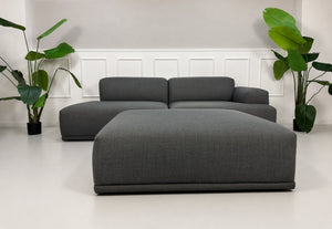 Gebrauchtes graues HAY Mags Designer Stoff Sofa vor einer Wand, stilvoll und modern eingerichtet.