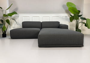 Gebrauchtes graues HAY Mags Designer Stoff Sofa vor einer Wand, stilvoll und modern eingerichtet.