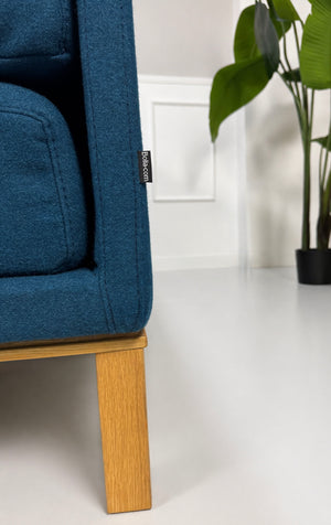 Gebrauchtes blaues Bolia Cosy Designer Stoff Sofa vor einer Wand, stilvoll und modern eingerichtet.