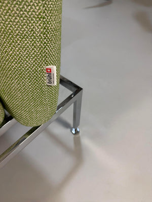 Fabrikverkauf grünes Brühl Roro Designer Stoff Sofa vor einer Wand, stilvoll und modern eingerichtet.