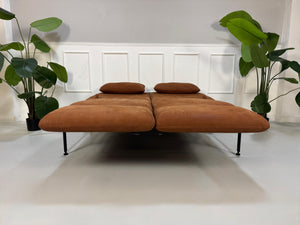 Gebrauchtes braunes Brühl Roro Designer Leder Taron Sofa vor einer Wand, stilvoll und modern eingerichtet.