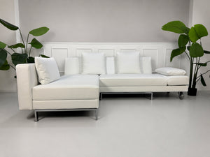 Ausstellungsstück weißes Brühl FourTwo Designer Leder Sofa vor einer Wand, stilvoll und modern eingerichtet.
