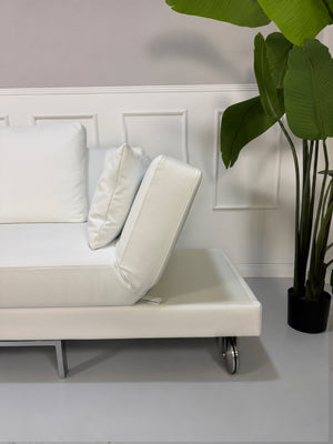 Ausstellungsstück weißes Brühl FourTwo Designer Leder Sofa vor einer Wand, stilvoll und modern eingerichtet.