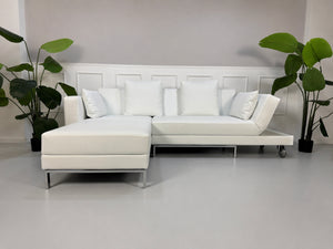 Ausstellungsstück weißes Brühl FourTwo Designer Leder Sofa vor einer Wand, stilvoll und modern eingerichtet.