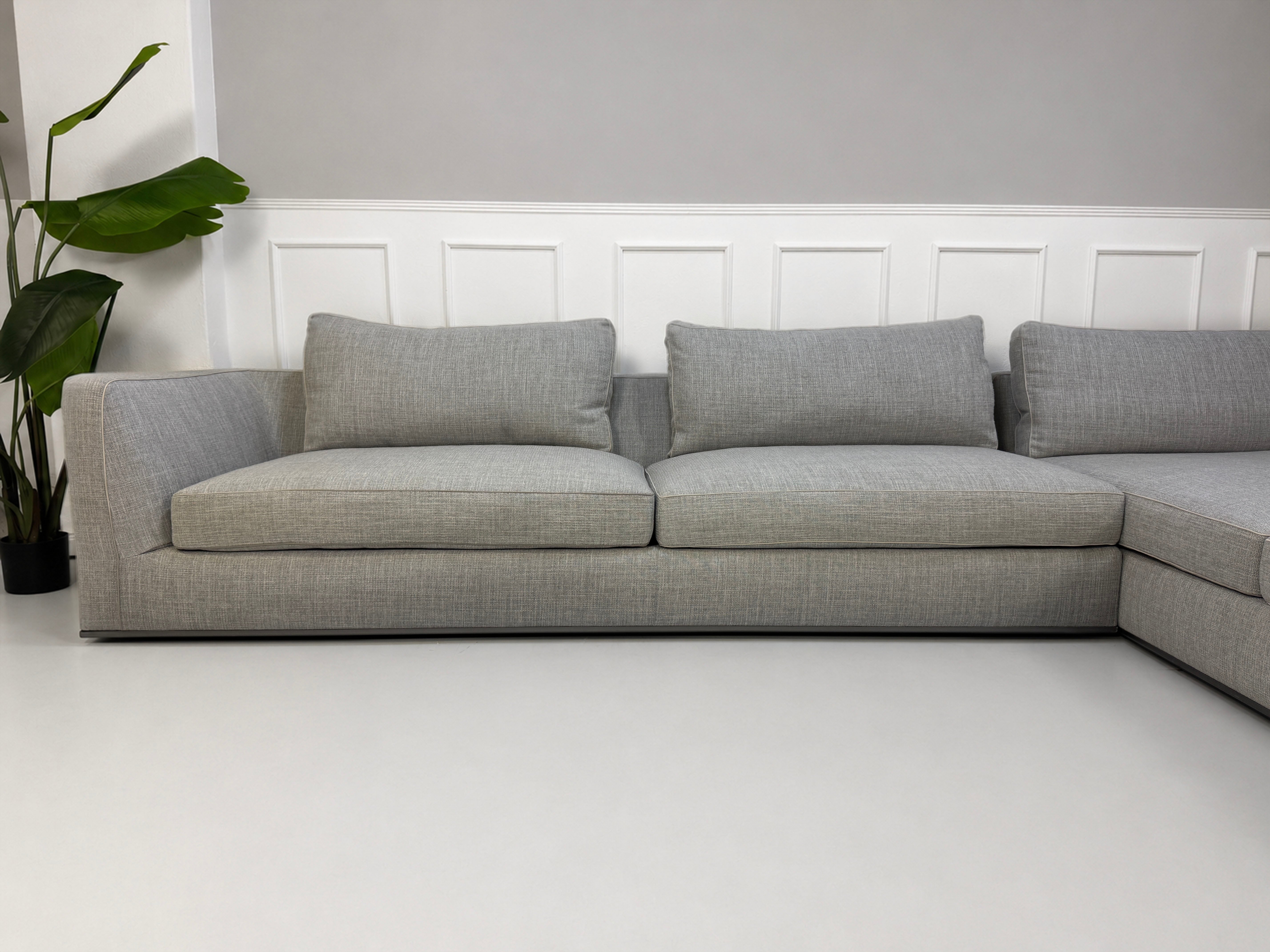 Gebrauchtes graues B&B Italia Richard Designer Stoff Sofa vor einer Wand, stilvoll und modern eingerichtet.