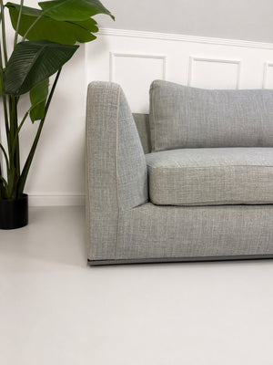 Gebrauchtes graues B&B Italia Richard Designer Stoff Sofa vor einer Wand, stilvoll und modern eingerichtet.