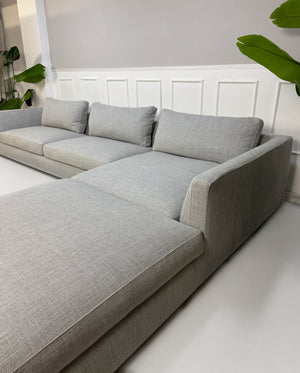 Gebrauchtes graues B&B Italia Richard Designer Stoff Sofa vor einer Wand, stilvoll und modern eingerichtet.