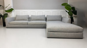Gebrauchtes graues B&B Italia Richard Designer Stoff Sofa vor einer Wand, stilvoll und modern eingerichtet.