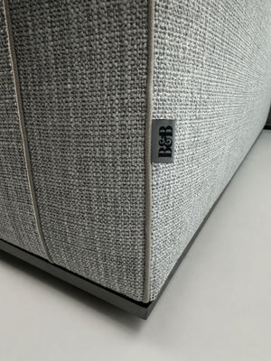 Gebrauchtes graues B&B Italia Richard Designer Stoff Sofa vor einer Wand, stilvoll und modern eingerichtet.