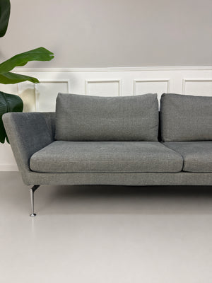 Gebrauchtes graues Vitra Suita Designer Stoff Sofa vor einer Wand, stilvoll und modern eingerichtet.