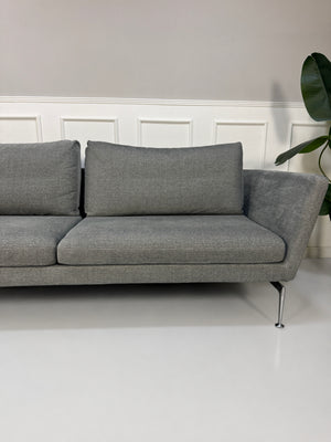 Gebrauchtes graues Vitra Suita Designer Stoff Sofa vor einer Wand, stilvoll und modern eingerichtet.