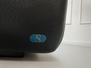Gebrauchtes schwarzes De Sede DS47 Designer Leder Sofa vor einer Wand, stilvoll und modern eingerichtet.