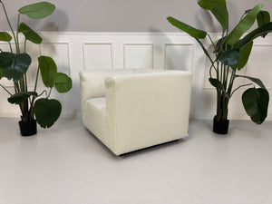 Gebrauchtes weißes Walter Knoll Living Landscape 730 Designer Leder Sofa mit Sessel vor einer Wand, stilvoll und modern eingerichtet.