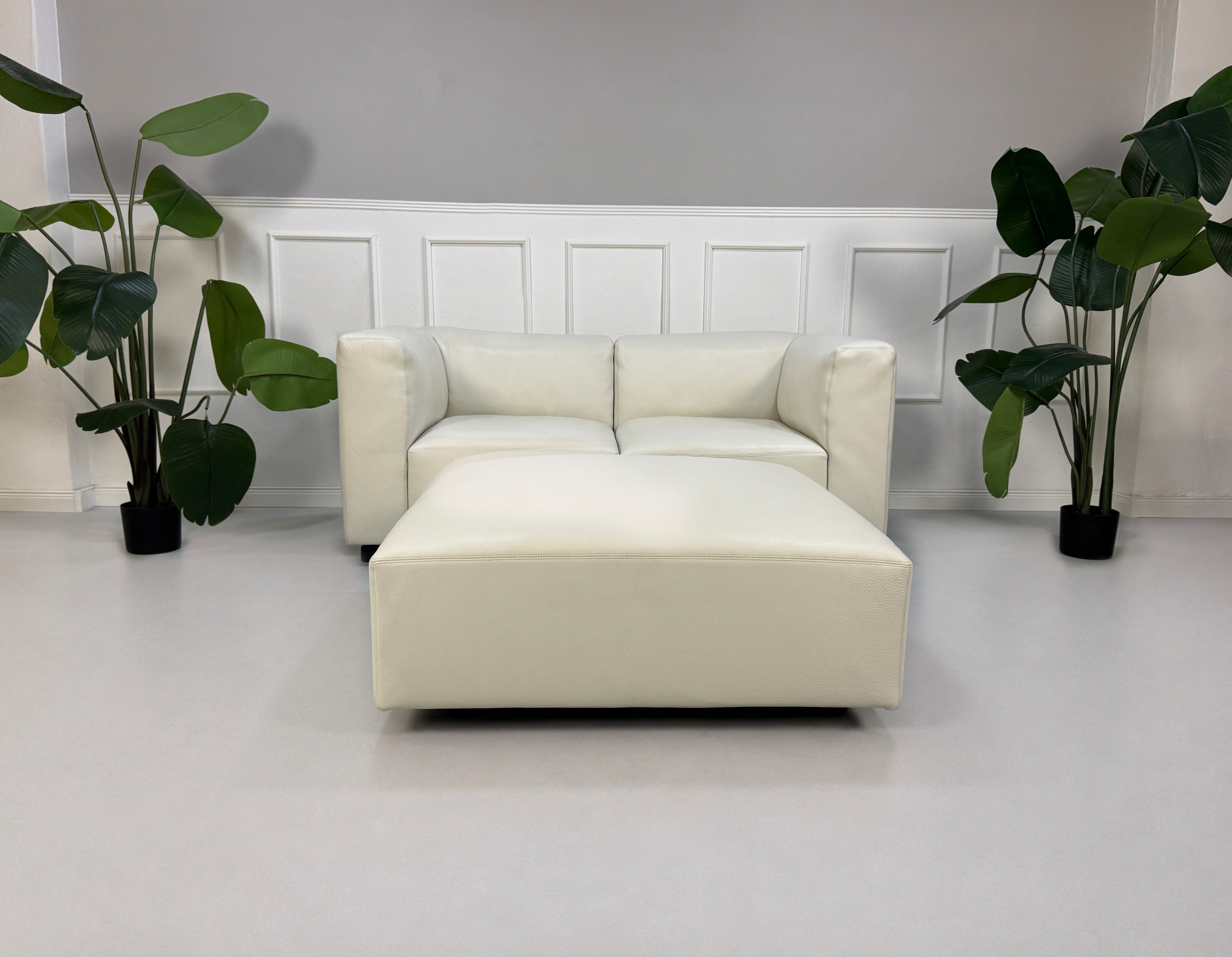 Gebrauchtes weißes Walter Knoll Living Landscape 730 Designer Leder Sofa mit Sessel vor einer Wand, stilvoll und modern eingerichtet.