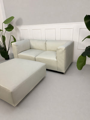 Gebrauchtes weißes Walter Knoll Living Landscape 730 Designer Leder Sofa mit Sessel vor einer Wand, stilvoll und modern eingerichtet.
