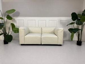 Gebrauchtes weißes Walter Knoll Living Landscape 730 Designer Leder Sofa mit Sessel vor einer Wand, stilvoll und modern eingerichtet.