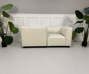 Gebrauchtes weißes Walter Knoll Living Landscape 730 Designer Leder Sofa mit Sessel vor einer Wand, stilvoll und modern eingerichtet.