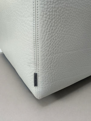 Gebrauchtes weißes Walter Knoll Living Landscape 730 Designer Leder Sofa mit Sessel vor einer Wand, stilvoll und modern eingerichtet.