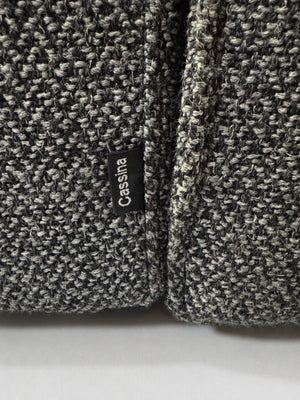 Gebrauchtes graues Cassina 244 My World Designer Stoff Sofa vor einer Wand, stilvoll und modern eingerichtet.