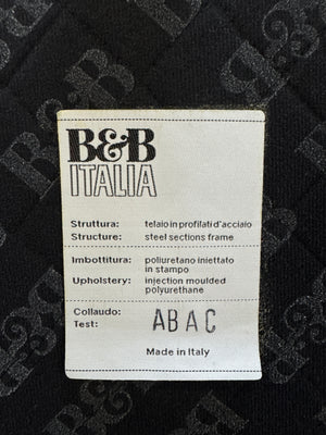Gebrauchtes graues BB Italia Bend Designer Stoff Sofa vor einer Wand, stilvoll und modern eingerichtet.