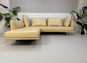 Gebrauchtes beiges Walter Knoll Prime Time Designer Leder Sofa vor einer Wand, stilvoll und modern eingerichtet.