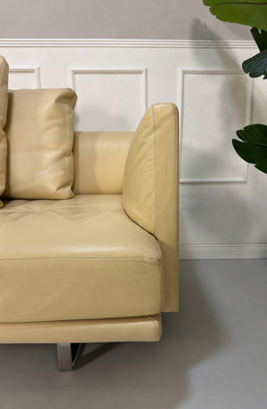 Gebrauchtes beiges Walter Knoll Prime Time Designer Leder Sofa vor einer Wand, stilvoll und modern eingerichtet.