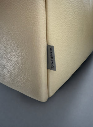 Gebrauchtes beiges Walter Knoll Prime Time Designer Leder Sofa vor einer Wand, stilvoll und modern eingerichtet.