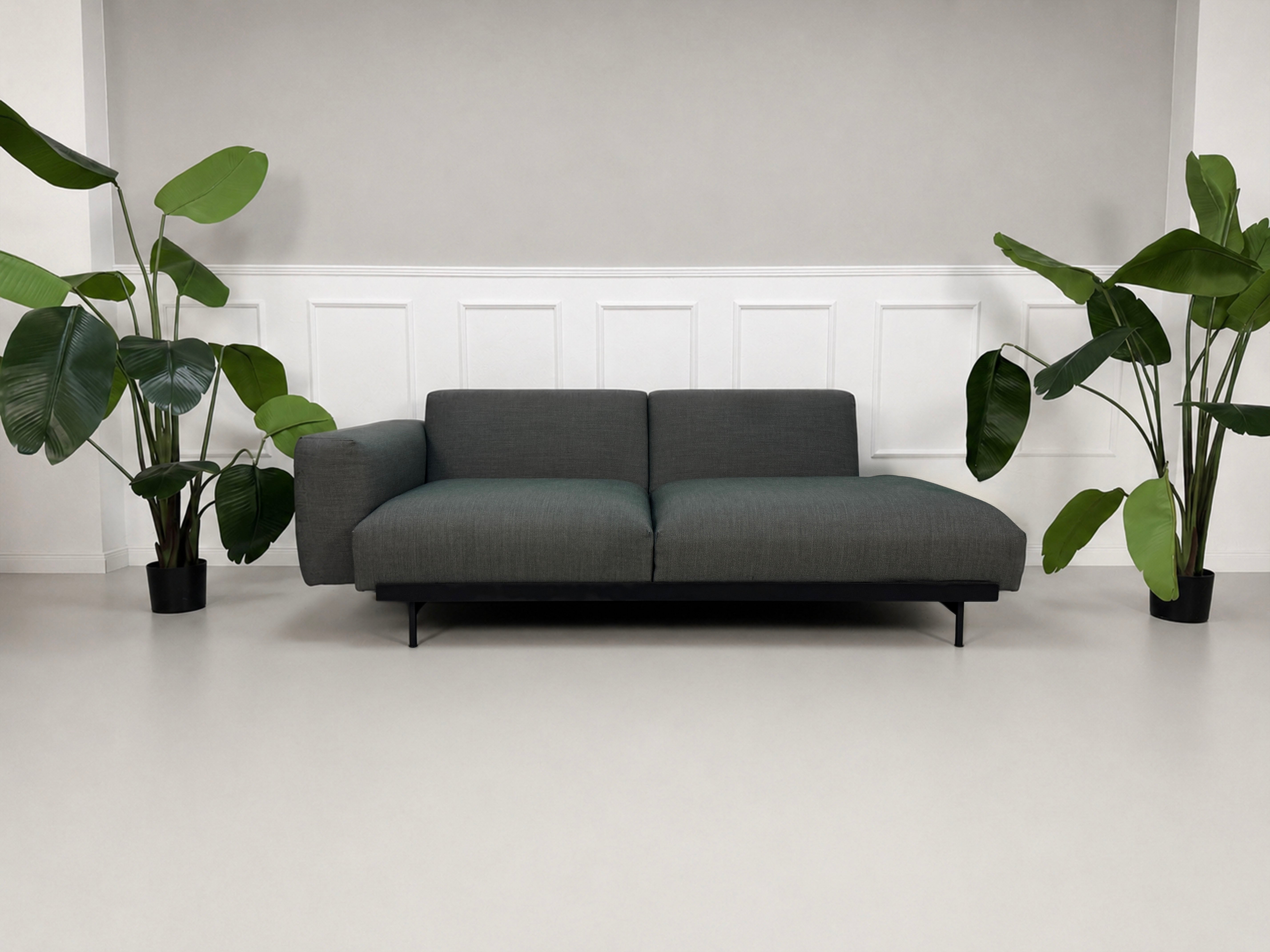 Gebrauchtes graues Muuto In Situ Designer Stoff Sofa vor einer Wand, stilvoll und modern eingerichtet.