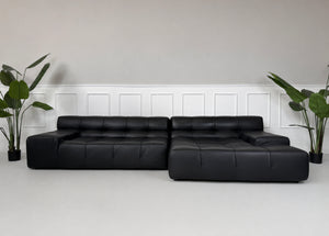 Gebrauchtes schwarzes B&B Italia Tufty Time Designer Leder Sofa vor einer Wand, stilvoll und modern eingerichtet.